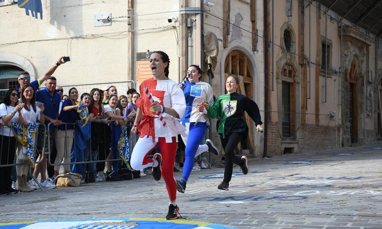 Camerino, alla Corsa alla Spada si va in bus: trasporto gratuito per tutto l'evento
