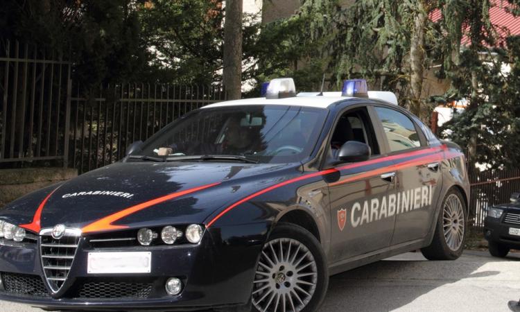Madre e figlio trovati morti in casa, entrambi erano deceduti da giorni: ipotesi omicidio-suicidio