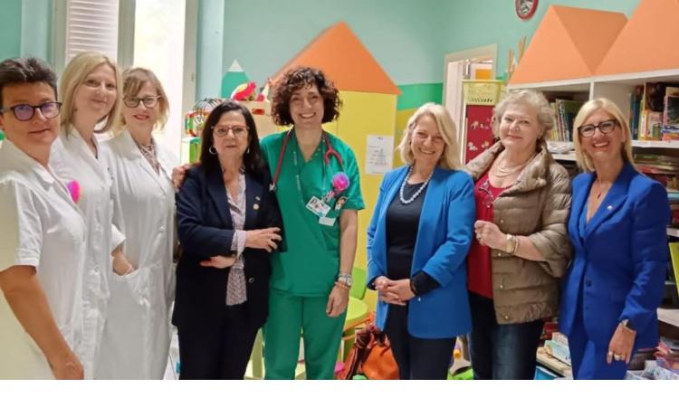 Macerata, postazioni ergonomiche e cuscini per l'allattamento: il dono del Club Service per il reparto di Pediatria Macerata, postazioni ergonomiche e cuscini per l'allattamento: il dono del Club Service per il reparto di Pediatria