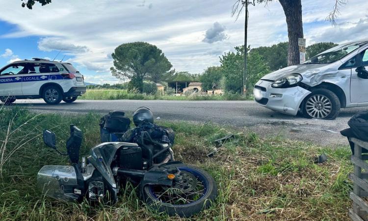 Macerata, scontro tra auto e moto lungo la Statale: un uomo trasferito a Torrette. È grave (FOTO) Macerata, scontro tra auto e moto lungo la Statale: un uomo trasferito a Torrette. È grave (FOTO)