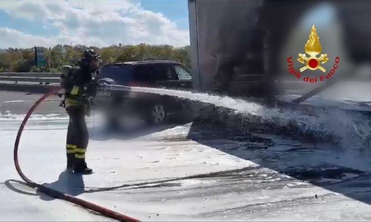 Il rimorchio del camion prende fuoco, caos in A14: l'autostrada resta chiusa al traffico (FOTO e VIDEO)