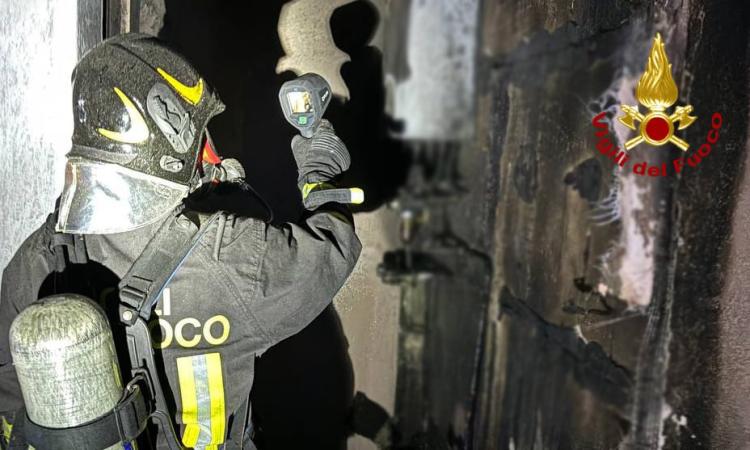 Fiamme nel balcone di una palazzina: paura per mamma e figlio Fiamme nel balcone di una palazzina: paura per mamma e figlio