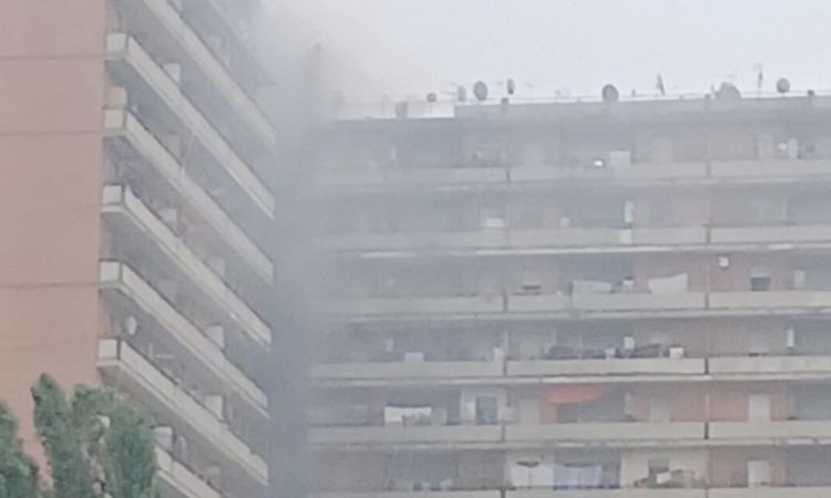 Porto Recanati: cumulo di rifiuti prende fuoco, l'Hotel House invaso dal fumo