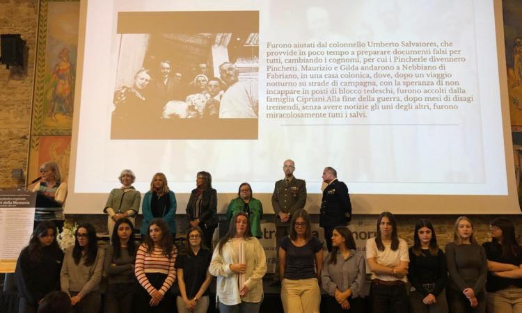 Macerata, gli studenti del Liceo Leopardi premiati ad Ancona come “Esploratori della Memoria” Macerata, gli studenti del Liceo Leopardi premiati ad Ancona come “Esploratori della Memoria”