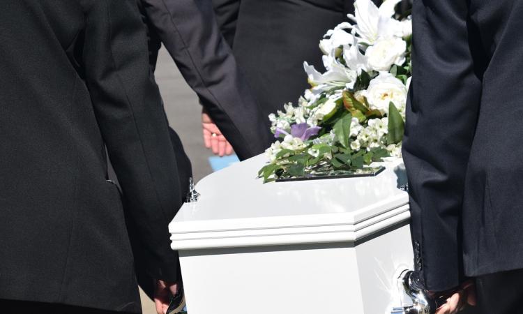Tradizioni funerarie ieri e oggi: cosa rimane invariato