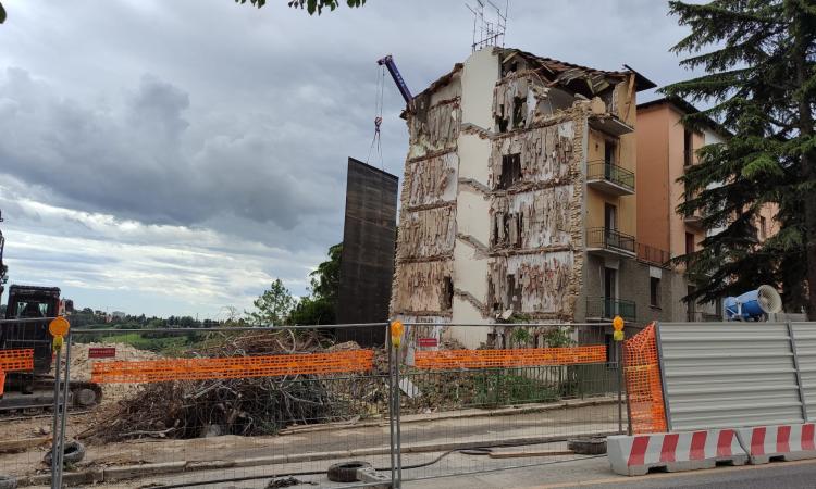 Macerata - Cantiere di via Pantaleoni, si riparte senza intoppi: al sicuro i nidi dei balestrucci Macerata - Cantiere di via Pantaleoni, si riparte senza intoppi: al sicuro i nidi dei balestrucci