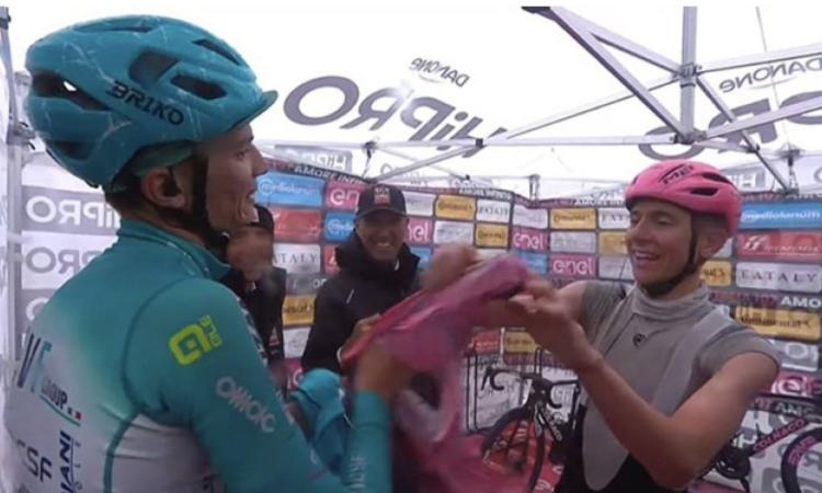 Sogno sfumato per Pellizzari, vittoria e gesto d'oro per Pogacar: l'essenza del ciclismo in una tappa Sogno sfumato per Pellizzari, vittoria e gesto d'oro per Pogacar: l'essenza del ciclismo in una tappa