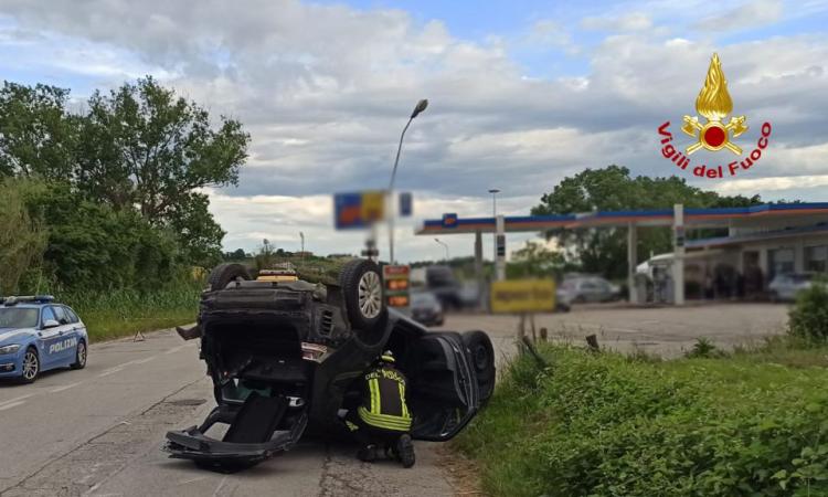 Scontro tra un'auto e due furgoni: una donna estratta dall'abitacolo dai vigili del fuoco