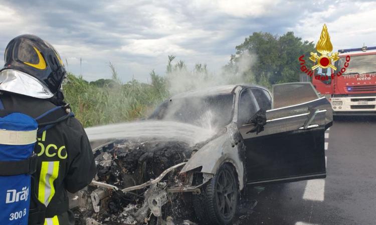 Civitanova, suv prende fuoco in superstrada: il conducente lancia l'allarme (FOTO)