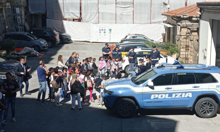 Macerata, "un giorno in questura": gli alunni dell'Istituto salesiano salgono a bordo della "volante" Macerata, "un giorno in questura": gli alunni dell'Istituto salesiano salgono a bordo della "volante"