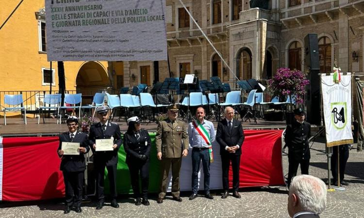 Morrovalle, "Hanno salvato la vita ai cittadini": due agenti della polizia locale premiati a Fermo