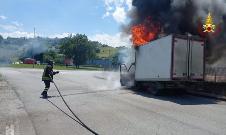 Montegranaro, furgone frigorifero avvolto dalle fiamme nella zona industriale Montegranaro, furgone frigorifero avvolto dalle fiamme nella zona industriale