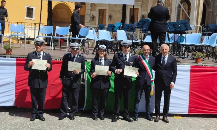 San Severino, sedarono una rissa in piazza del Popolo: premiati gli agenti della polizia locale San Severino, sedarono una rissa in piazza del Popolo: premiati gli agenti della polizia locale