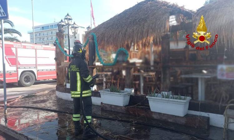 Civitanova, in fiamme gli ombrelloni del pub Hook sul lungomare Civitanova, in fiamme gli ombrelloni del pub Hook sul lungomare