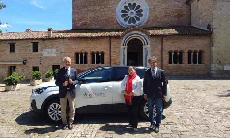 Fiastra, nuova auto auto per servizi sociosanitari: sodalizio tra Comune e Fondazione Carima