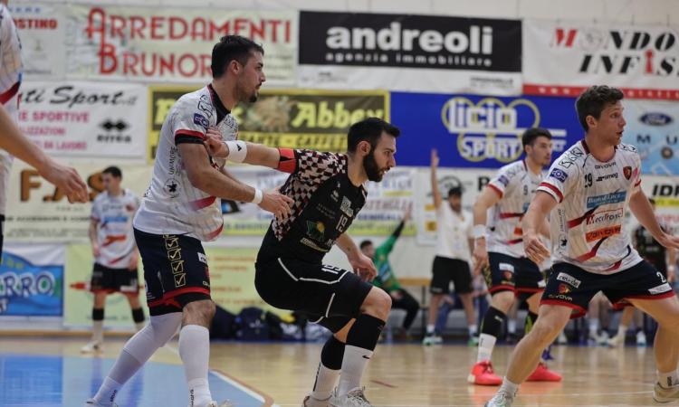 Pallamano, la Macagi Cingoli perde contro Secchia Rubiera 32-35: attesa per la finale play-out contro Trieste Pallamano, la Macagi Cingoli perde contro Secchia Rubiera 32-35: attesa per la finale play-out contro Trieste