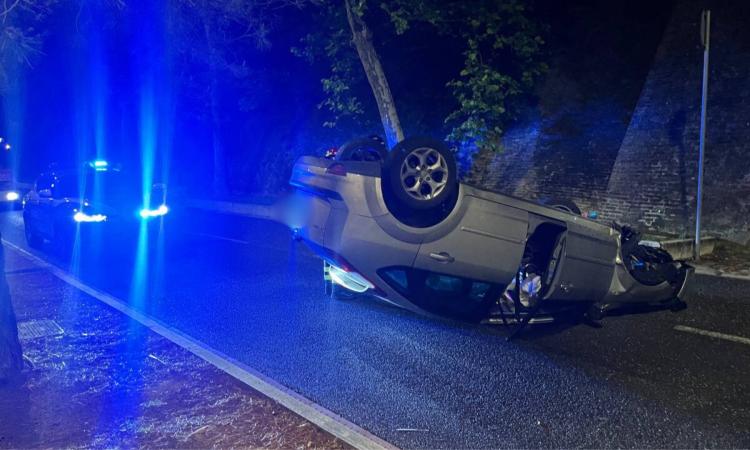 Macerata, auto si ribalta lungo le mura: conducente illeso