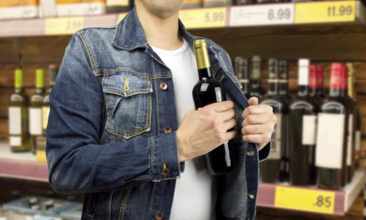 Tolentino, furto al centro commerciale: ruba alcolici e altri prodotti per 600 euro: in manette 34enne Tolentino, furto al centro commerciale: ruba alcolici e altri prodotti per 600 euro: in manette 34enne