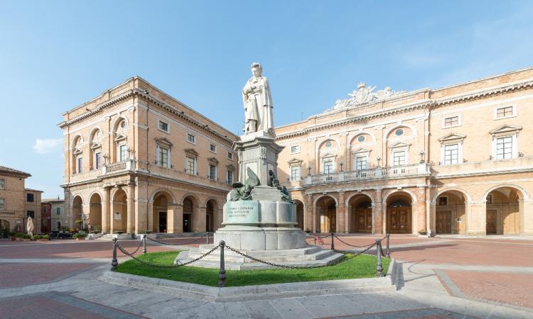 Recanati, "Leopardi era sovranista?" Sit-in di Democrazia Sovrana e Popolare nella piazza dedicata al poeta