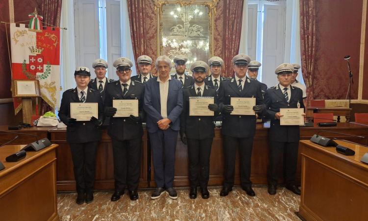 Macerata, dai salvataggi ai furti sventati: encomi agli agenti della polizia locale, tutti i nomi dei premiati