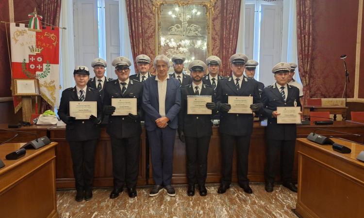 Macerata, dai salvataggi ai furti sventati: encomi agli agenti della polizia locale, tutti i nomi dei premiati Macerata, dai salvataggi ai furti sventati: encomi agli agenti della polizia locale, tutti i nomi dei premiati
