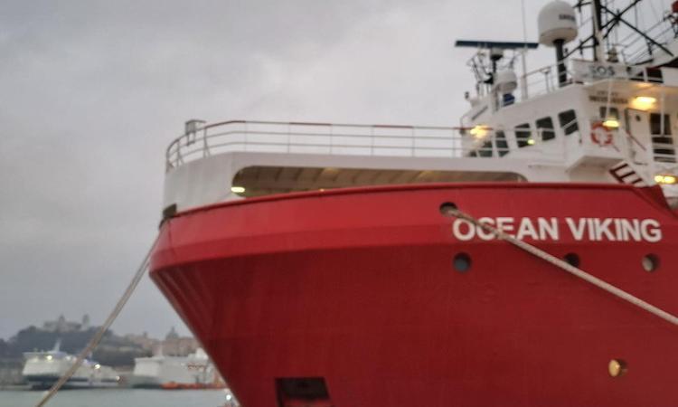 Migranti, nuovo sbarco della Ocean Viking ad Ancona con 67 naufraghi: a bordo anche minori non accompagnati