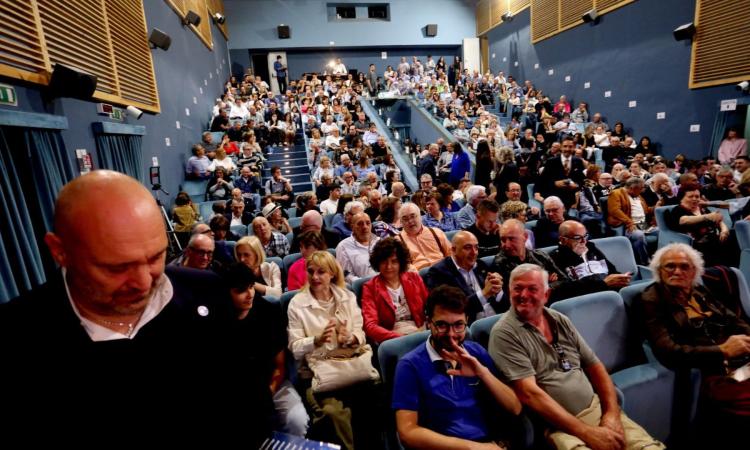 Luca Paolorossi 'infiamma' il teatro Torquis: "Filottrano ha bisogno di un cambiamento". Ecco la lista a suo sostegno (FOTO E VIDEO) Luca Paolorossi 'infiamma' il teatro Torquis: "Filottrano ha bisogno di un cambiamento". Ecco la lista a suo sostegno (FOTO E VIDEO)