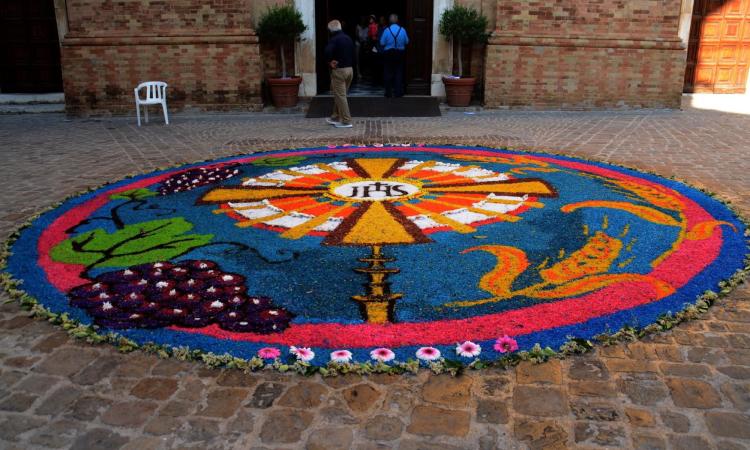 Corridonia, al via l'Infiorata del Corpus Domini: duemila metri di percorso decorato