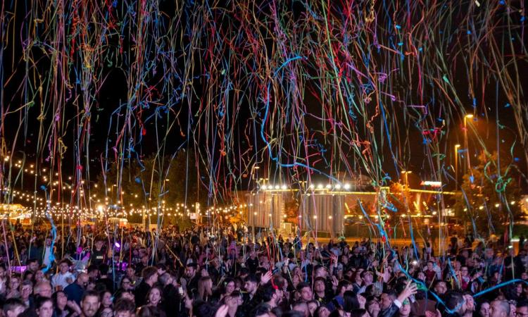 Musica dance e atmosfere anni '90: il primo weekend del Buffalo Food fa il pieno di divertimento Musica dance e atmosfere anni '90: il primo weekend del Buffalo Food fa il pieno di divertimento