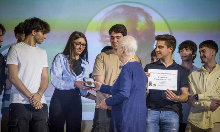 Macerata, un gioco da tavolo per tenere viva la memoria storica: premiata la classe 5^M del liceo scientifico