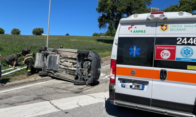 Recanati - Scontro all'incrocio, un'auto si rovescia su un fianco: soccorsi due operai