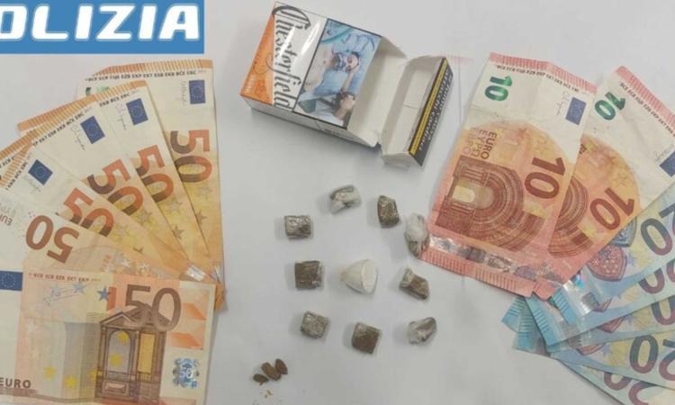 Spacciatore fugge dagli agenti: inseguito e bloccato con uno scooter fornito da un passante