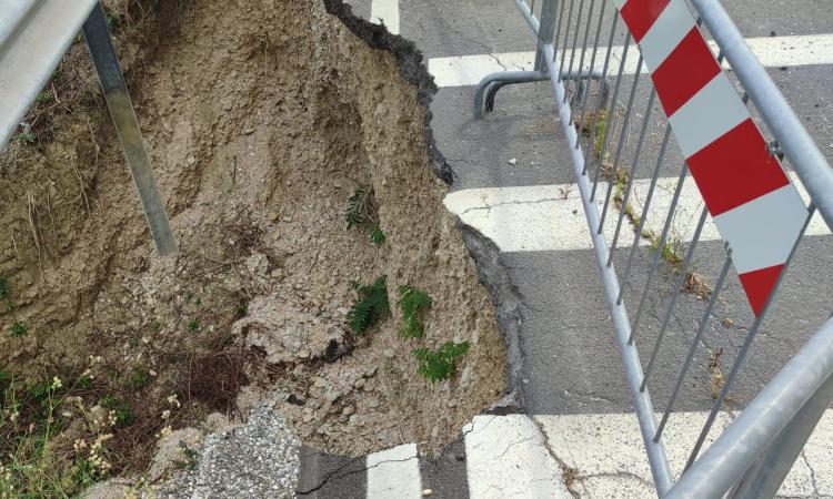 Macerata, sull'orlo della voragine in via Mattei: tra rischio idrogeologico, spese e lavori Macerata, sull'orlo della voragine in via Mattei: tra rischio idrogeologico, spese e lavori