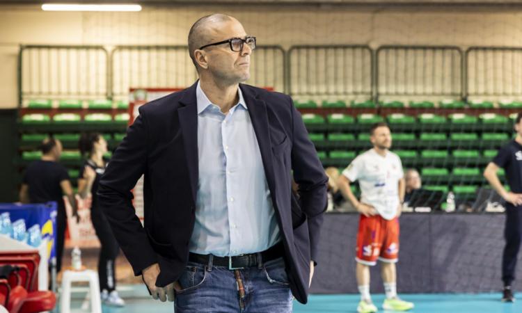 Pallavolo Macerata, coach Castellano confermato in panchina: "Mi aspetto un Forum ancora più pieno" Pallavolo Macerata, coach Castellano confermato in panchina: "Mi aspetto un Forum ancora più pieno"