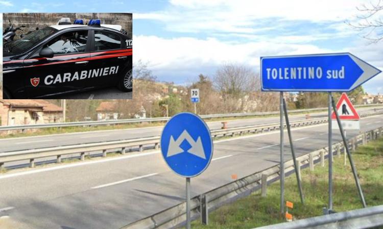 Tolentino, si schianta contro la cuspide dello svincolo in superstrada e rifiuta l'alcol test: denunciato