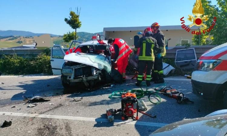 Camerino, scontro frontale tra due auto: una 34enne grave a Torrette, ferito anche un 21enne Camerino, scontro frontale tra due auto: una 34enne grave a Torrette, ferito anche un 21enne