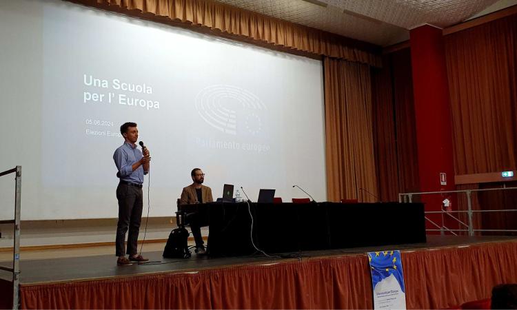 Macerata, “Una Scuola per l’Europa": studenti del Leopardi a lezione sulle prossime elezioni Macerata, “Una Scuola per l’Europa": studenti del Leopardi a lezione sulle prossime elezioni