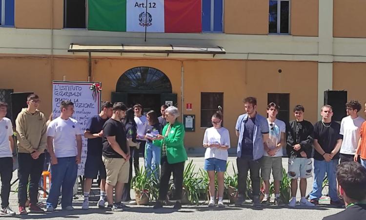 Macerata, l'Istituto Agrario omaggia in versi la Costituzione Macerata, l'Istituto Agrario omaggia in versi la Costituzione