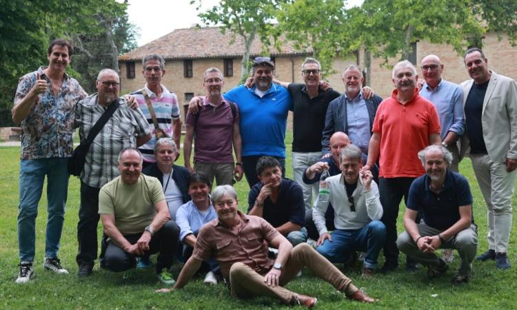 Macerata, un pranzo per viaggiare nel tempo: i geometri della 5^A si ritrovano a 40 anni dal diploma Macerata, un pranzo per viaggiare nel tempo: i geometri della 5^A si ritrovano a 40 anni dal diploma