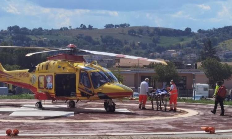 Matelica, dopo il furto si schianta in scooter: ladro soccorso in eliambulanza. Era sotto effetto di droghe