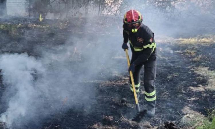 Recanati, incendio di sterpaglie nei pressi delle stadio: 3 ore di lavoro per i vigili del fuoco