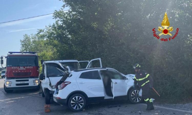 Scontro tra furgone e auto, sei le persone coinvolte. Conducente estratto dalle lamiere