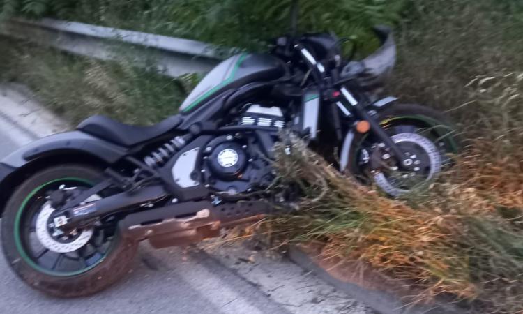 Cingoli, giovane motociclista si schianta contro il guardrail. Trasferito a Torrette