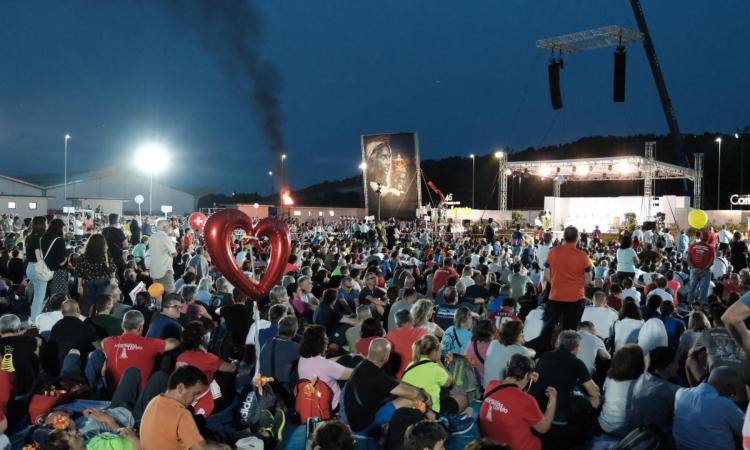 60.000 fedeli in cammino: l'inno alla fede e alla speranza nel 46° Pellegrinaggio Macerata-Loreto 60.000 fedeli in cammino: l'inno alla fede e alla speranza nel 46° Pellegrinaggio Macerata-Loreto