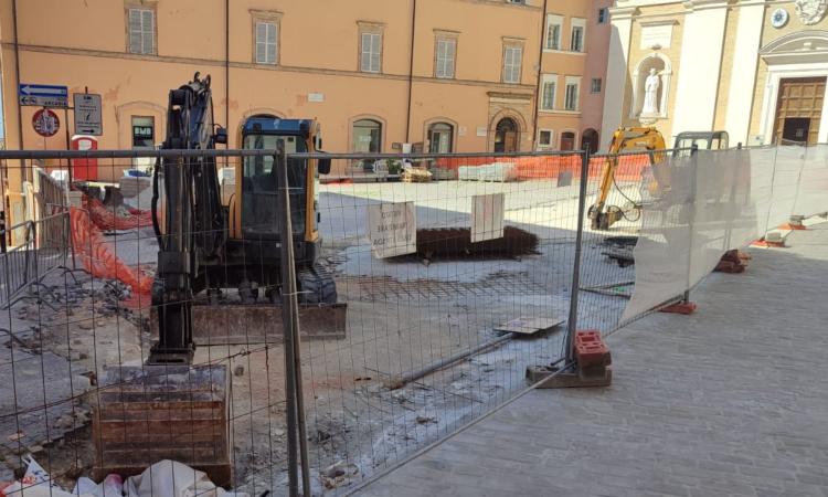 Macerata, sospensione dei lavori in piazza Vittorio Veneto: ecco perché Macerata, sospensione dei lavori in piazza Vittorio Veneto: ecco perché