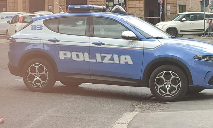 Provano a rubare gasolio da un trattore stradale: sorpresi della polizia, tre denunciati Provano a rubare gasolio da un trattore stradale: sorpresi della polizia, tre denunciati