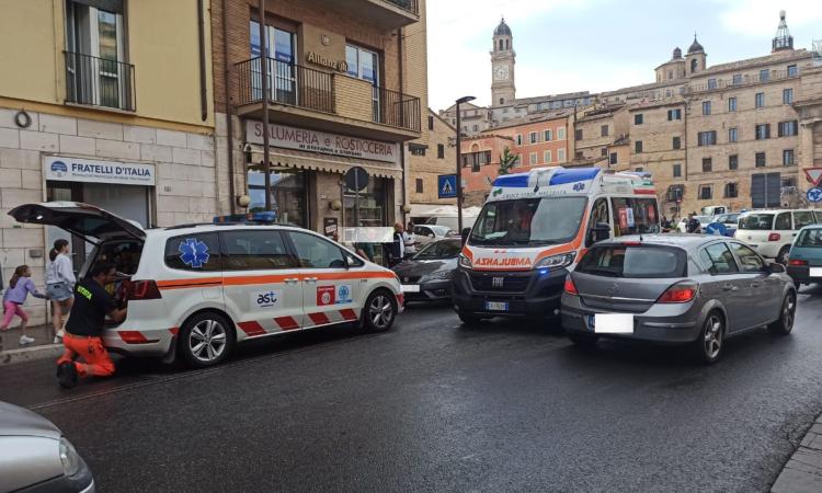 Macerata, uomo investito da un'auto mentre  attraversa la strada: soccorsi sul posto