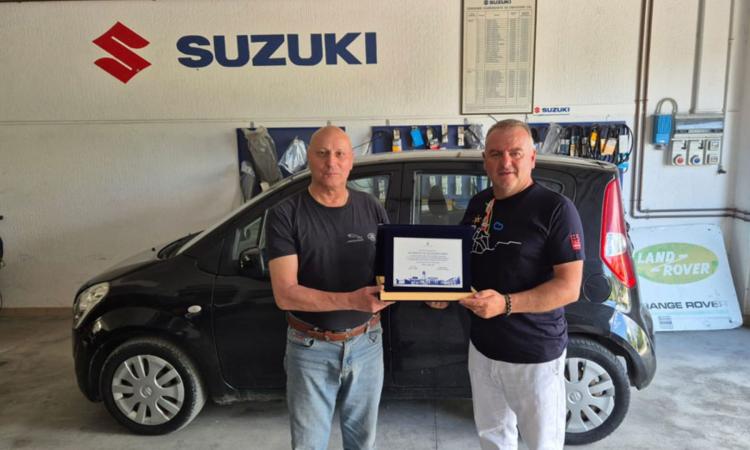 Tolentino, l'Autofficina Tm festeggia 40 anni di attività: targa del Comune per il titolare Maurizio Tiberi