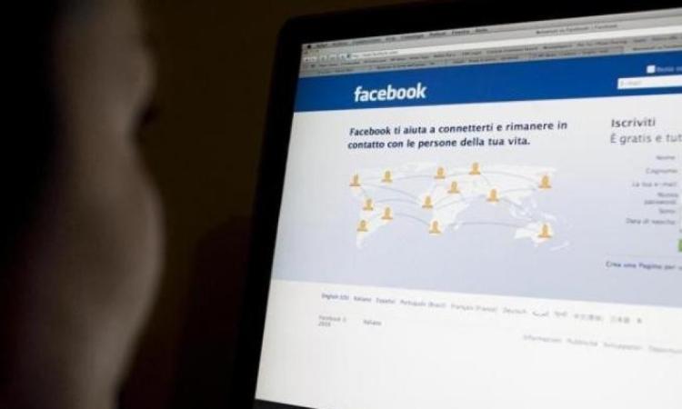 Pubblica foto di un altro sul proprio profilo Facebook senza consenso, cosa rischia?