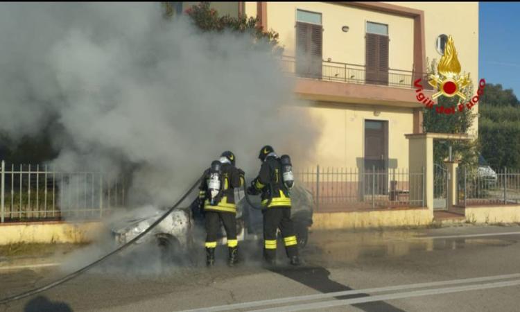 Esce fumo dal cofano, auto divorata dalle fiamme